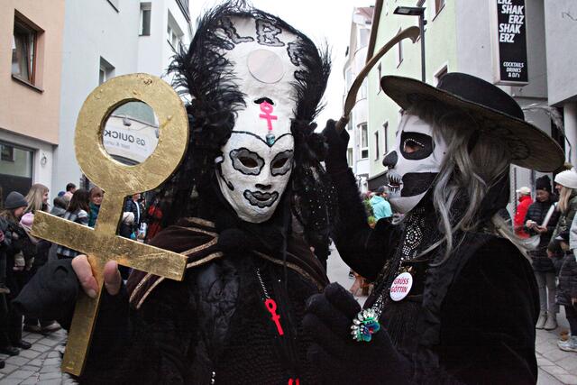 Das Totenpaar prägt eindrucksvoll und geheimnisvoll die Spitze des Umzugs.