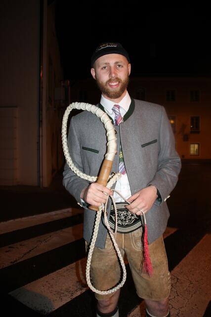 Michael Partl peitschte die Faschingsnarren am Dorfplatz etwas vor. | Foto: Manfred Jordan