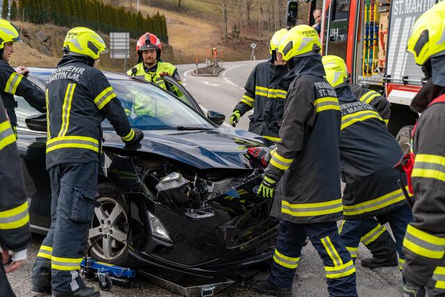 Die Freiwillige Feuerwehr St. Martin im Mühlkreis unterstützte die Abschleppfirma. | Foto: TEAM FOTOKERSCHI / MARTIN SCHARINGER