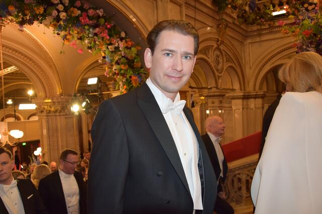 Ex-Kanzler Sebastian Kurz am Weg von der Feststiege in den Ballsaal. | Foto: Patricia Hillinger/MeinBezirk