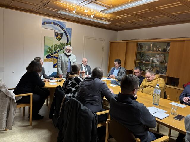 Erich Brunner eröffnete als Altersvorsitzender die konstituierende Sitzung in Alberndorf. | Foto: Alexandra Goll