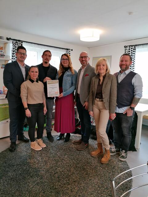 Große Freude herrschte im Jugendzentrum bei der Verleihung der Urkunde an das Team des Jugendzentrums. | Foto: Wave