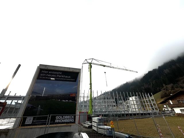 Der Bau des Parkhauses bei der Talstation ist voll im Gange.  | Foto: Haun