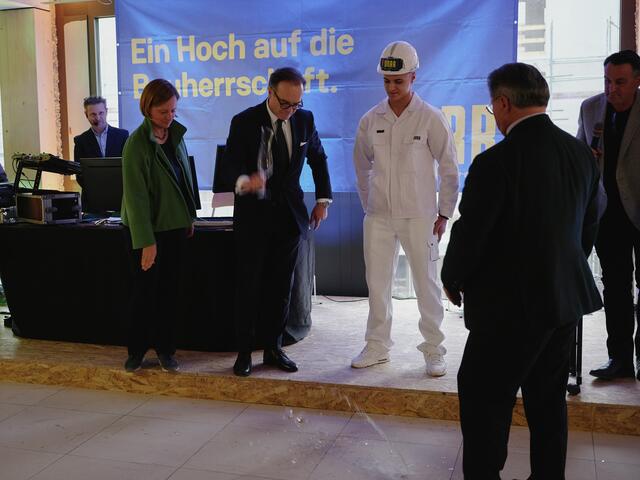 Iris Ortner Geschäftsführung IGO Industries, Lehrling Porr, Geschäftsführer UBM Development AG Thomas G Winkler, Geschäftsführer Porr Karl-Heinz Strauss. | Foto: UBM Development AG