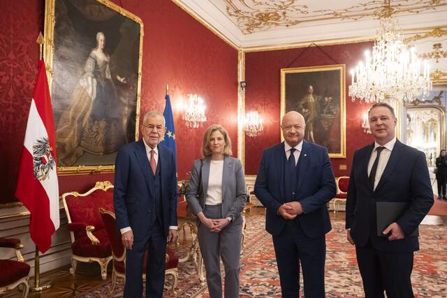 Bundespräsident Alexander Van der Bellen , NEOS-Bundesparteichefin Beate Meinl-Reisinger, ÖVP-Chef Christian Stocker und SPÖ-Chef Andreas Babler (v.l.). | Foto:  CARINA KARLOVITS / APA / picturedesk.com