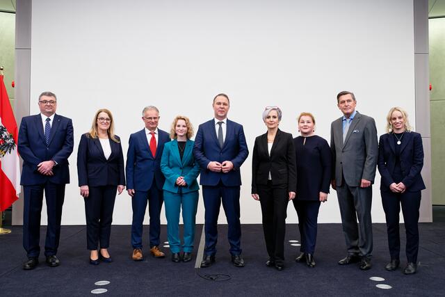v.l. Jörg Leichtfried ( SPÖ), Ulrike Königsberger (SPÖ), Markus Marterbauer (SPÖ), Eva-Maria Holzleitner (SPÖ), Andreas Babler (SPÖ), Anna Sporrer (SPÖ), Korinna Schumann (SPÖ), Peter Hanke (SPÖ) und Michaela Schmidt (SPÖ) im Rahmen einer Pressekonferenz nach dem Bundesparteivorstandes der SPÖ, am Freitag, 28. Februar 2025 | Foto: MAX SLOVENCIK / APA / picturedesk.com