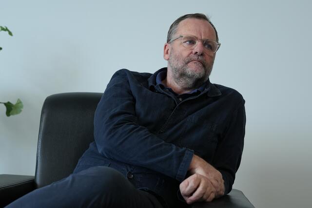 Designierter Staatsekretär Sepp Schellhorn. Bild: Aufnahme während des Wahlkampfes zum Nationalrat 2024 in der MeinBezirk Redaktion Salzburg: Für den Goldegger ist es wichtig, dass ein Vertreter im Parlament die Auswirkungen der Beschlüsse im "Leben außerhalb des Parlaments" kennt. | Foto: Stefan Schubert