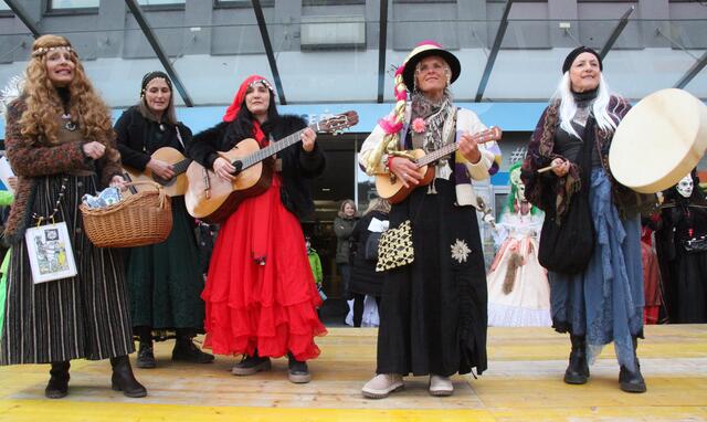 Die Sängerinnen lieferten vom Weiberfasnachtslied bis zum Evergreen allerlei zum Zuhören und auch Mitsingen.