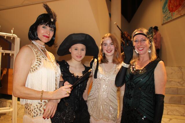 Elitär und cool im Look der 20er Jahre des vorigen Jahrhunderts präsentierten sich die Gatsby-Damen.  | Foto: Manfred Jordan