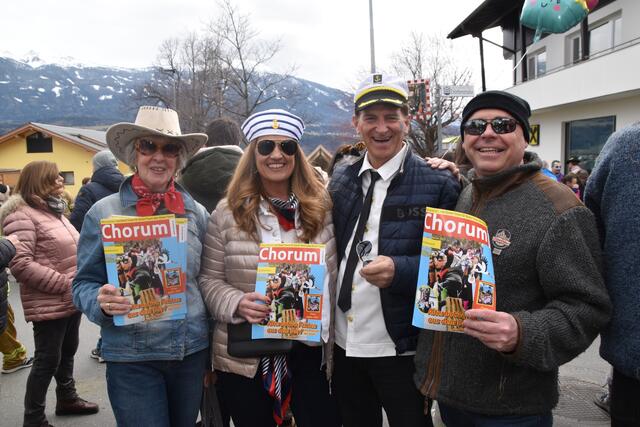 Margarete, Karin Fankhauser, Romed Giner und Robert präsentieren das neue Chorum.