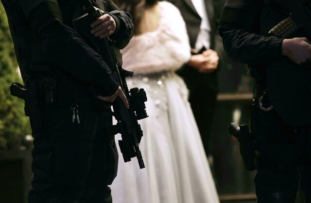 Die Einsatzkräfte vor Ort am Red Carpet. | Foto: ALEX HALADA / APA / picturedesk.com