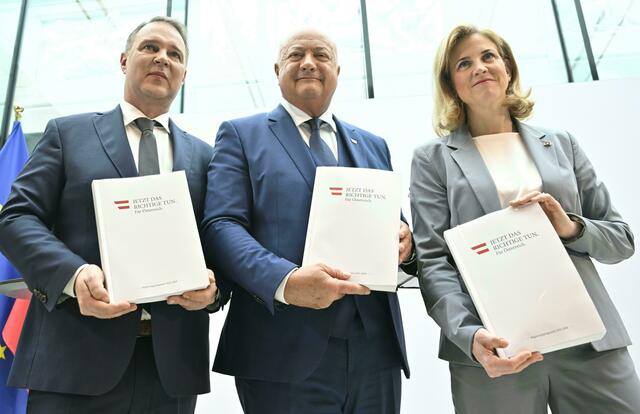 SPÖ-Chef Andreas Babler, ÖVP-Chef Christian Stocker und Neos-Bundesparteichefin Beate Meinl-Reisinger (v.l.). | Foto: HANS KLAUS TECHT / APA / picturedesk.com