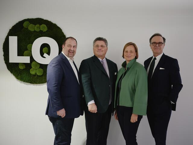 Bezirksvorsteher Alexander Nikolai (SPÖ), Geschäftsführer der Porr Karl-Heinz Strauss, Geschäftsführerin IGO Industries Iris Ortner, Geschäftsführer UBM Development AG Thomas G. Winkler (v.l.n.r.) bei der Dachgleichenfeier. | Foto: UBM Development AG