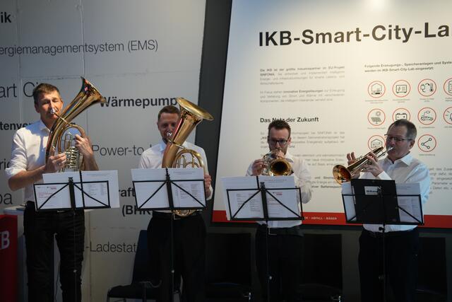 Die hauseigene "IKBand", bestehend aus Christoph Gritsch, Helmuth Haselwanter, Franz Troppmaier und Hannes Heidegger, umrahmten die Spendenübergabe mit ihren Bläserklängen. | Foto: MeinBezirk Tirol