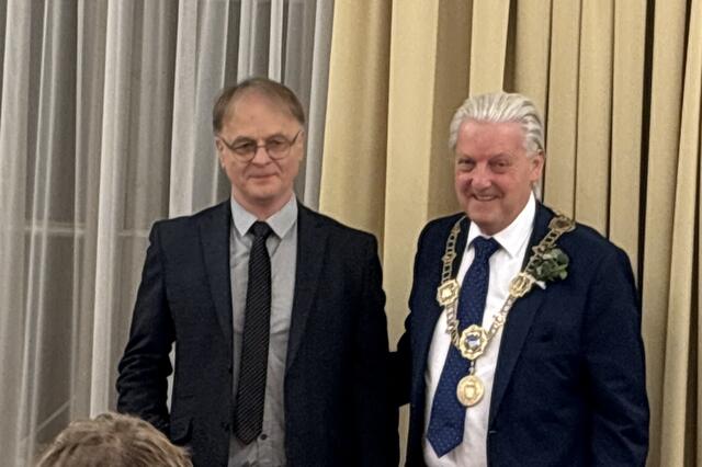 Altersvorsitzender Peter Loy übergab den Vorsitz an den frisch gewählten neuen (alten) Bürgermeister. | Foto: Alexandra Goll