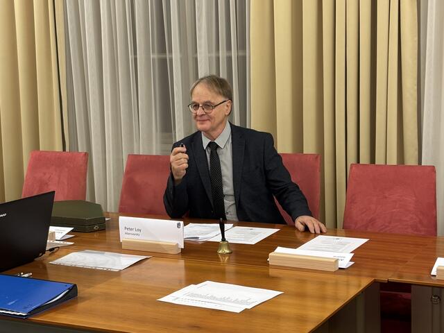 Einmal ganz vorne sitzen - Grüne Gemeinderat Peter Loy. | Foto: Alexandra Goll