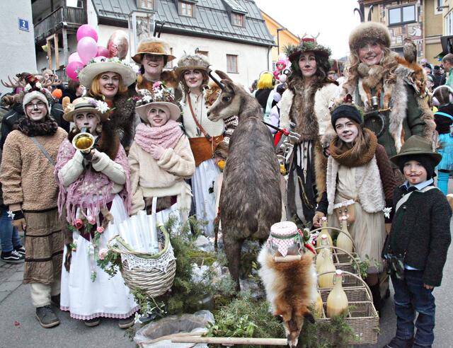 Mit den Saligen setzen sich die Elemente in Bewegung. Mit dabei die Salige Gams und altes Wissen.