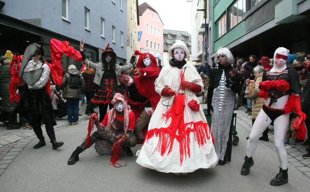 Die Bluatenden boten dem Monatszyklus der Frau eine deutliche Plattform. Selbstbewusst und ohne Tabu wollten sie mit ihrer Performance mehr Sichtbarkeit für ein durchaus ernstes Thema erreichen.