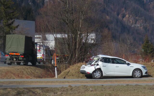 Am Donnerstag zu Mittag kam es in Kirchdorf auf der Loferer Bundesstraße zu einem Auffahrunfall vor einem Schutzweg mit einem LKW. | Foto: Zoom.Tirol