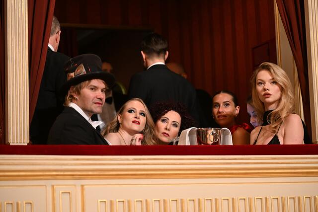 Street-Artist DJ Alec Monopoly, Jacqueline Lugner und und Christina Lugner. | Foto: ROLAND SCHLAGER / APA / picturedesk.com