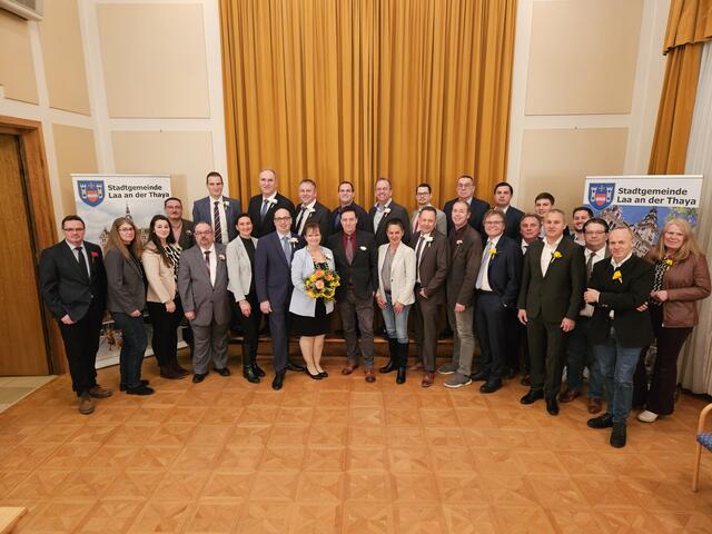 Hermann Findeis, Helma Weirosta, Kristina Tögl, Rudolf Cermak, Heidi Schwungfeld-Fass, Vizebürgermeister Markus Thüringer, Bürgermeisterin Brigitte Ribisch, Helmut Batoha, Sonja Böhm, Martin Weiler, Christian Nikodym, Thomas Stenitzer, Julius Markl, Roland Schmidt, Christian Widi, Kurt Sumhammer, Gabriele Hoschek. Christoph Kepplinger, Thomas Appel, Christian Widi, Arno Hausensteiner, Michael Mautner, Stefan Huber, Clemens Mechtler, Klaus Forster, Fabian Fuchs, Jonas Schmidt, Martin Haas
  | Foto: Stadtgemeinde Laa