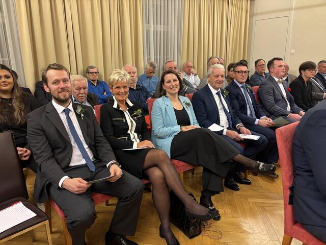 Zu Beginn der Sitzung saßen die zu wählenden Stadträte noch ganz hinten. | Foto: Alexandra Goll