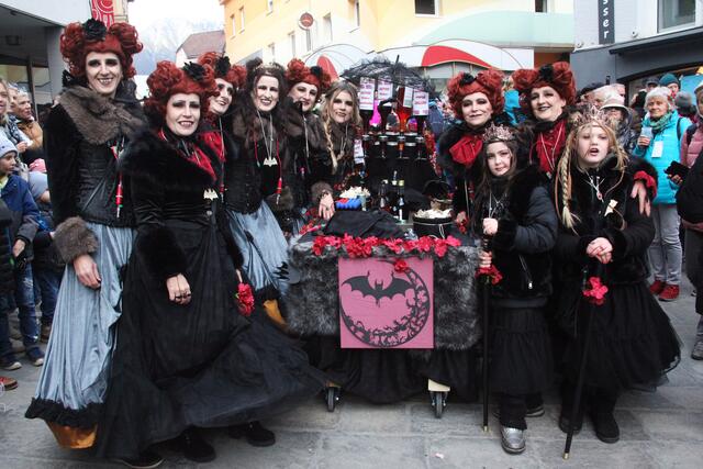 Die Weiberleit der Dunkelheit erlebten einen magischen Wandel, die einstigen Moorhexen sind jetzt Vampirinnen.