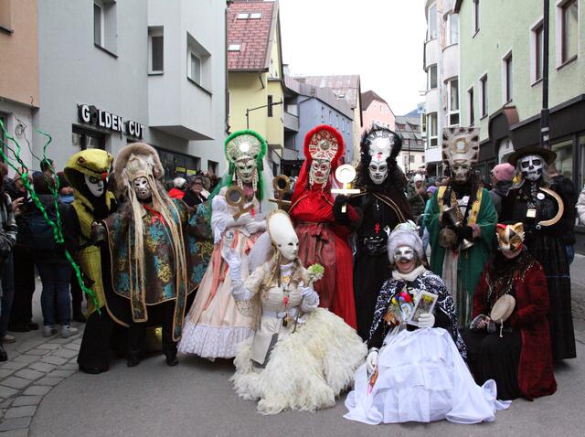 Alle Jahre wieder ein prächtiges Schauspiel mit Bethen, Hohepriesterin, Kreislerin, dem Totenpaar und Schlange: Mythische Frauen feiern die Urkraft der Weiblichkeit.