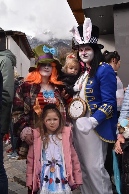 Sabrina, Lea, Desi und Lina sind vom bunten Umzug beeindruckt.