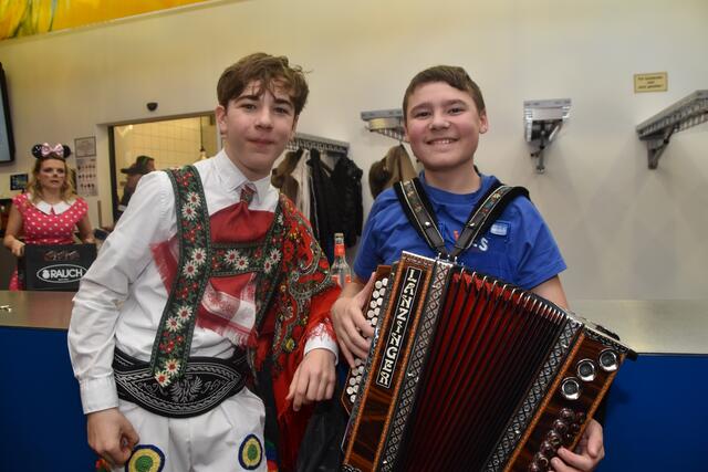 Noah und Felix: Die nächste Generation feiert den „Unsinnigen Donnerstag" mit Begeisterung.