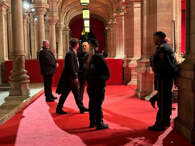 Das Polizei-Aufgebot ist enorm. | Foto: Patricia Hillinger/MeinBezirk