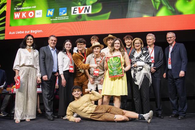 Platz 2 für "WoodLike" und die Schülerinnen und Schüler der HTL Waidhofen/Ybbs: hier gemeinsam mit MeinBezirk Chefredakteurin Karin Zeiler, WKNÖ-Präsident Wolfgang Ecker, Landeshauptfrau Johanna Mikl-Leitner, RegionalMedien Niederösterreich Geschäftsführer Gerhard Riedler und Stefan Zach von der EVN. | Foto: Daniela Matejschek