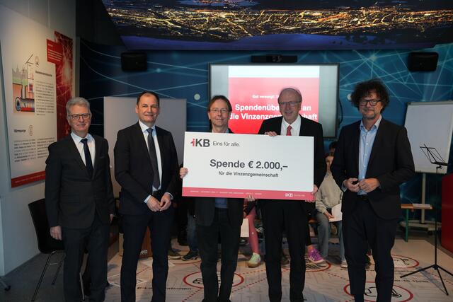 Initiator Max Valtingojer, IKB-Aufsichtsratsvorsitzender Markus Bachlechner, Pfarrer Paul Kneussl, IKB-Vorstandsvorsitzender Helmuth Müller sowie IKB-Vorstandsdirektor Thomas Pühringer bei der Spendenübergabe der IBK an die Vinzenzgemeinschaft St. Paulus und St. Pirmin. | Foto: MeinBezirk Tirol