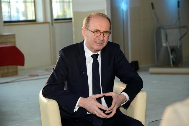 Die politische Arbeit begann bei Meinl-Reisinger unter anderem als Assistentin für den EU-Abgeordneten Othmar Karas (ÖVP). | Foto: Markus Berger