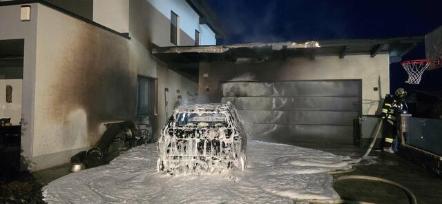 Feuerwehr bei den Löscharbeiten. | Foto: Freiwillige Feuerwehr Zell-Gurnitz