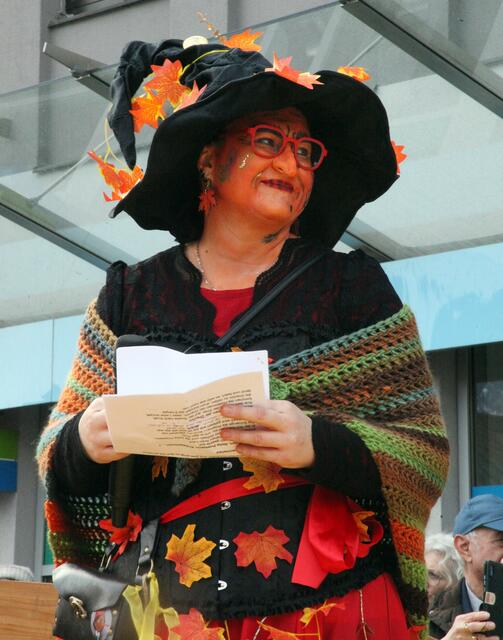 Moderatorin Maria im Einsatz bei der Vorstellung der Gruppen am Sparkassenplatz.