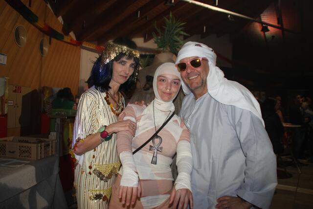 Anstatt Öl fand das Scheichpaar eine Mumie und erweckte sie zum Faschingsleben. | Foto: Manfred Jordan