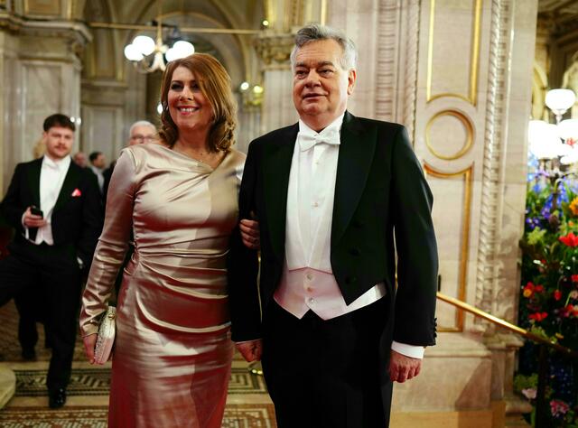 erner Kogler (Grüne) (r.) mit Ehefrau Sabine Jungwirth  | Foto:  EVA MANHART / APA / picturedesk.com