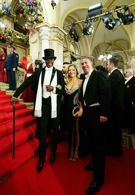 Bruce Darnell (l.) und Michael Schmidt (r.) am Weg in den Ballsaal. | Foto:  EVA MANHART / APA / picturedesk.com
