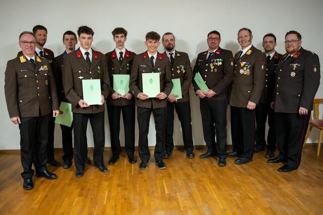 Im Rahmen der Wehrversammlung wurden mehrere Kameraden für ihren Einsatz ausgezeichnet: Einige erhielten die Katastrophenhilfsmedaille in Bronze und Silber. | Foto: Stefan Riemelmoser, BFV-Leoben