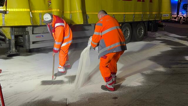 Einsatzkräfte der Feuerwehr sichern die auslaufende Substanz mit Bindemittel, um eine weitere Umweltgefährdung zu verhindern. | Foto: DOKU NÖ