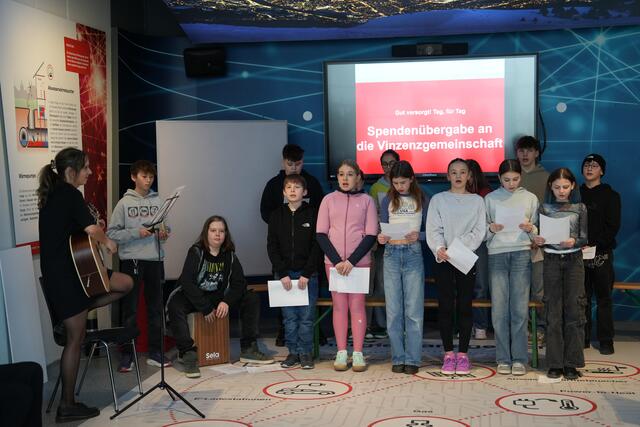Der Schülerchor der PHT-Praxismittelschule sorgte mit dem Earth Song von Michael Jackson und Hand in Hand von Koreana für die musikalische Umrahmung der Spendenübergabe. | Foto: MeinBezirk Tirol