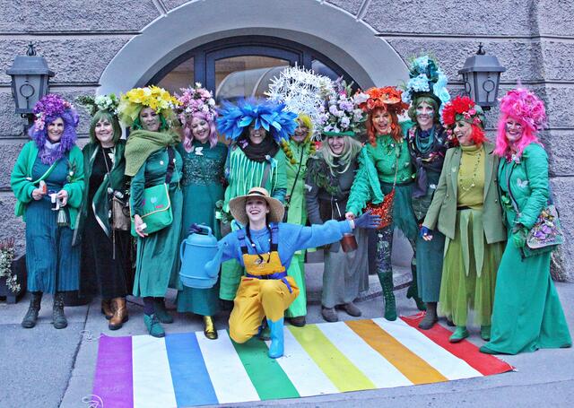 Die Bunte Vielfalt, der auch symbolisch starken Gruppe: als Strauß voller einzigartiger Blumen in gemeinsamer Kraft vereint.