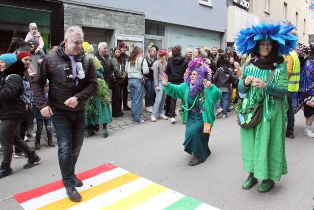 Bürgermeister Stefan Weirather bewies auf dem Zebrastreifen tanzend, dass er keine Berührungsängste in Bezug auf Regenbogenfarben hat.