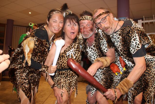 Die „Neandertaler“ schworen dem Kannibalismus ab und mischten sich unter das Narrenvolk. | Foto: Manfred Jordan