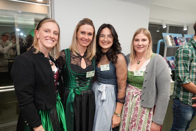 Isabella Painhapp (l.) mit einem Teil ihrer Mitarbeiterinnen bei der Büroeröffnung in Judenburg. | Foto: Blinzer
