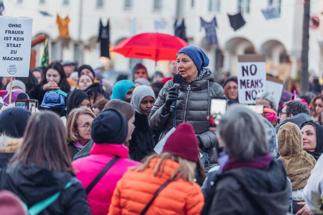 Die Veranstaltung beginnt um 15 Uhr vor dem Musiktheater Linz mit einer Kundgebung, die von ersten Redebeiträgen und musikalischen Darbietungen begleitet wird.  | Foto: Mec Greenie