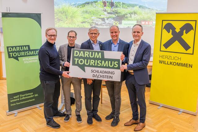 Luden zum Abschluss der zweitägigen "Darum Tourismus Wirtschaftstour" zu einem Diskussionsabend: Andreas Keinprecht (TVB-Vorsitzender), Helge Röder (Leiter der Abteilung “Service für Unternehmen” im AMS Steiermark), Egon Hierzegger (Obmann der WKO-Regionalstelle Ennstal/Salzkammergut), Mathias Schattleitner (TVB-Geschäftsführer) und Herbert Kolb (Vorstandsdirektor der Raiffeisenbank Schladming-Gröbming) | Foto: René Eduard Perhab