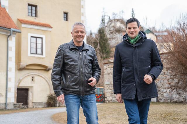 Umweltlandesrat Hannes Amesbauer (re.) im Gespräch mit Naturpark-Geschäftsführer Andreas Steininger. | Foto: Ekatarina Paller