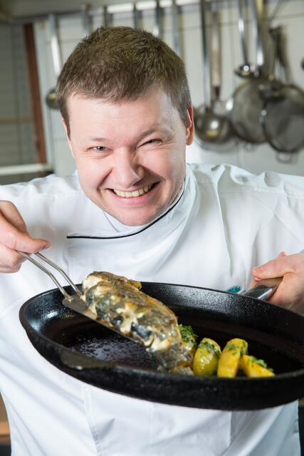 Erich Tösch hat sich dem Fisch verschrieben. Seit mehr als 20 Jahren betreibt er mit seiner Frau Sonja eine Fischzucht mit Restaurant und Webshop.  | Foto: Forellenhof Joglland/Foto Schiffer